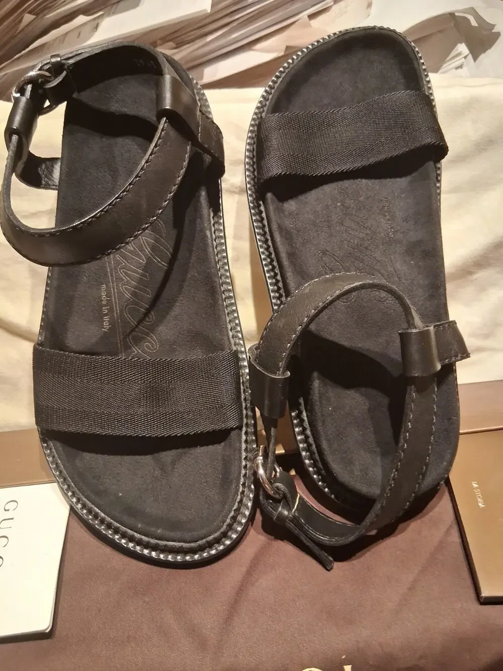 NIB GUCCI BLACK LEATHER AND CANVAS LOGO FLATS BUCKLE SANDALS 8.5 194364